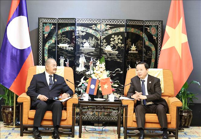 Phó Thủ tướng Trần Hồng Hà (phải) tiếp Phó Thủ tướng Chính phủ Lào Kikeo Khaykhamphithoune. Ảnh: Công Tuyên-PV TTXVN tại Trung Quốc