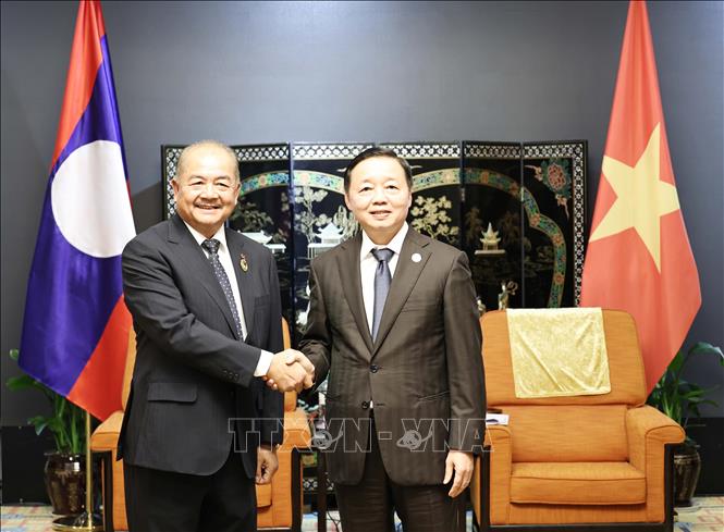 Phó Thủ tướng Trần Hồng Hà (phải) tiếp Phó Thủ tướng Chính phủ Lào Kikeo Khaykhamphithoune. Ảnh: Công Tuyên-PV TTXVN tại Trung Quốc
