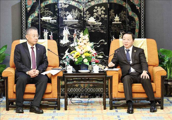 Phó Thủ tướng Trần Hồng Hà (phải) tiếp ông Trần Trọng, Phó Tổng Giám đốc Tập đoàn Xây dựng giao thông Trung Quốc (CCCC). Ảnh: Công Tuyên-PV TTXVN tại Trung Quốc