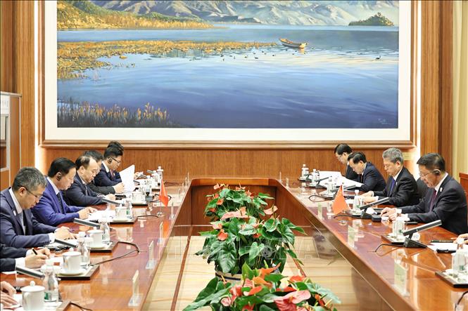 Đoàn đại biểu cấp cao Chính phủ Việt Nam do Phó Thủ tướng Trần Hồng Hà dẫn đầu hội kiến với Tỉnh trưởng tỉnh Vân Nam Vương Dư Ba. Ảnh: Công Tuyên-PV TTXVN tại Trung Quốc