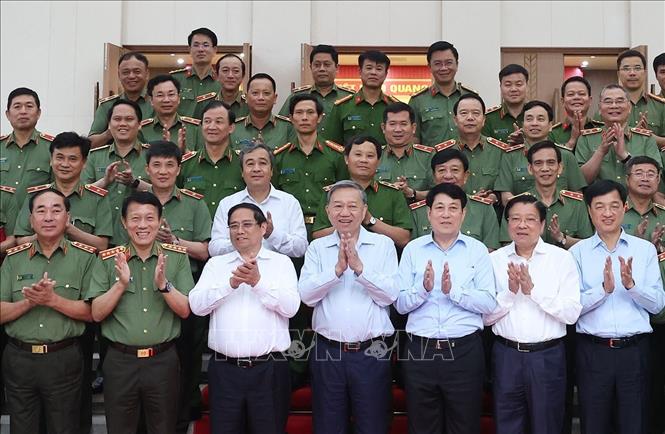 Tổng Bí thư Tô Lâm, Chủ tịch nước Lương Cường, Thủ tướng Phạm Minh Chính và các đại biểu. Ảnh: Thống Nhất – TTXVN