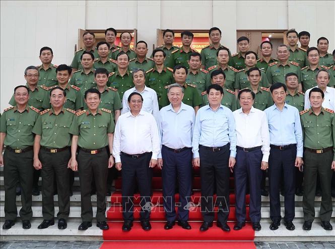 Tổng Bí thư Tô Lâm, Chủ tịch nước Lương Cường, Thủ tướng Phạm Minh Chính và các đại biểu. Ảnh: Thống Nhất – TTXVN