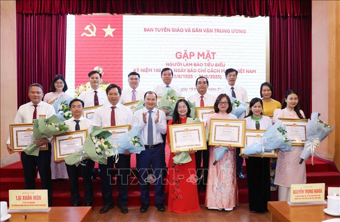 Các nhà báo tiêu biểu nhận Bằng khen của Ban Tuyên giáo và Dân vận Trung ương. Ảnh: Phương Hoa - TTXVN
