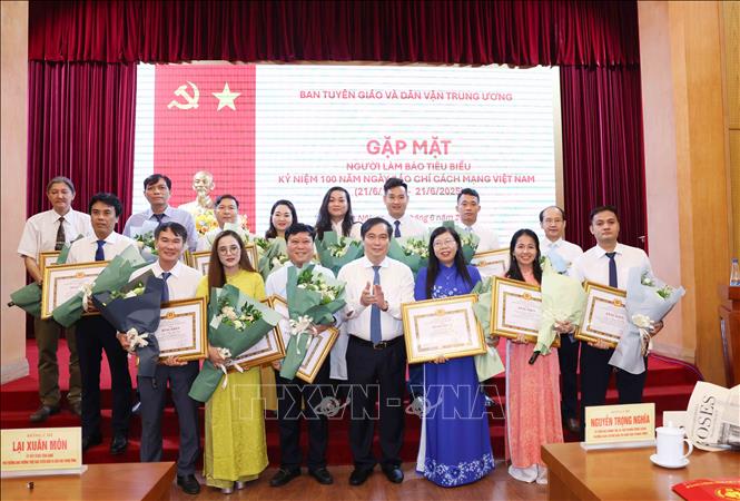 Các nhà báo tiêu biểu nhận Bằng khen của Ban Tuyên giáo và Dân vận Trung ương. Ảnh: Phương Hoa - TTXVN