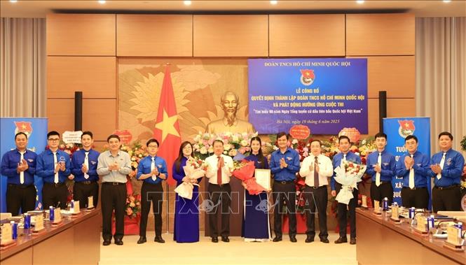 Ra mắt Ban Chấp hành Đoàn thanh niên Quốc hội. Ảnh: Tuấn Anh  - TTXVN