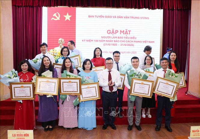 Các nhà báo tiêu biểu nhận Bằng khen của Ban Tuyên giáo và Dân vận Trung ương. Ảnh: Phương Hoa - TTXVN
