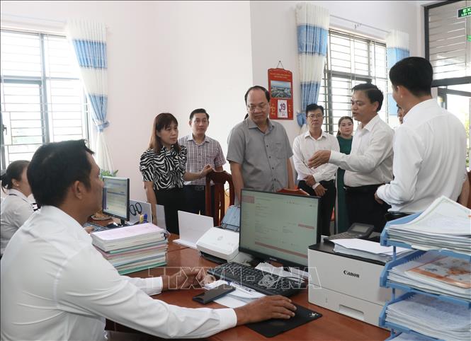 Bí thư Tỉnh uỷ Nguyễn Hồ Hải cùng đoàn công tác kiểm tra, đánh giá về sự thông suốt, kết quả thực hiện nhiệm vụ tại các bộ phận Trung tâm Phục vụ hành chính công (vận hành thử nghiệm) phường Tân Thành. Ảnh: Huỳnh Anh - TTXVN
