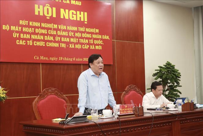 Chủ tịch UBND tỉnh Cà Mau Phạm Thành Ngại đánh giá kết quả quá trình vận hành thử nghiệm 17 đơn vị hành chính cấp xã theo mô hình mới. Ảnh: Huỳnh Anh - TTXVN