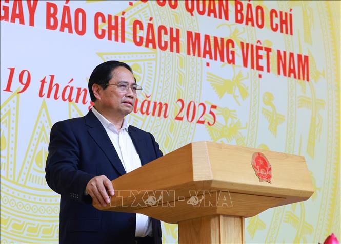 Thủ tướng Phạm Minh Chính chúc mừng các lãnh đạo, nguyên lãnh đạo các cơ quan báo chí Nhân kỷ niệm 100 năm Ngày Báo chí Cách mạng Việt Nam. Ảnh: Dương Giang-TTXVN 
