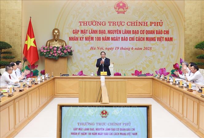 Thủ tướng Phạm Minh Chính chủ trì cuộc gặp của Thường trực Chính phủ với lãnh đạo, nguyên lãnh đạo các cơ quan báo chí. Ảnh: Dương Giang-TTXVN 