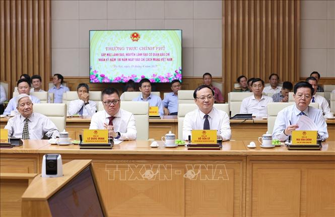 Lãnh đạo, nguyên lãnh đạo các cơ quan báo chí tham dự buổi gặp. Ảnh: Dương Giang-TTXVN