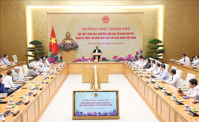 Thủ tướng Phạm Minh Chính chủ trì cuộc gặp của Thường trực Chính phủ với lãnh đạo, nguyên lãnh đạo các cơ quan báo chí. Ảnh: Dương Giang-TTXVN 