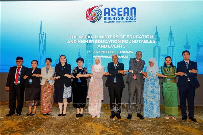 Các Bộ trưởng Giáo dục ASEAN tham dự Hội nghị bàn tròn Bộ Giáo dục và Giáo dục Đại học ASEAN tại Langkawi ngày 19/6.
