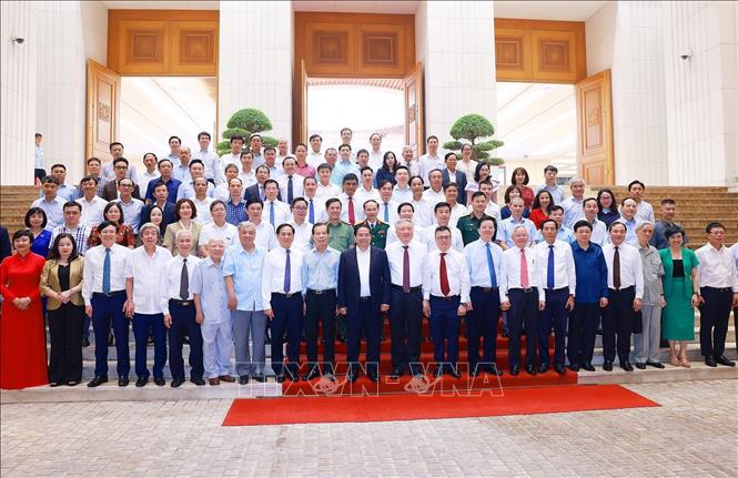 Thủ tướng Phạm Minh Chính với lãnh đạo, nguyên lãnh đạo các cơ quan báo chí. Ảnh: Dương Giang-TTXVN