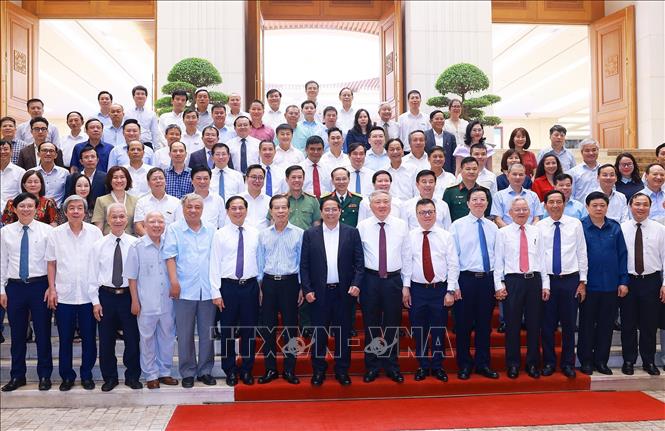 Thủ tướng Phạm Minh Chính với lãnh đạo, nguyên lãnh đạo các cơ quan báo chí. Ảnh: Dương Giang-TTXVN
