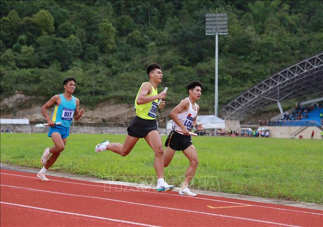 Các vận động viên thi đấu chung kết nội dung tiếp sức 1200m – 400m – 800m lứa tuổi sinh năm 2008 - 2009. Ảnh: Quý Trung – TTXVN