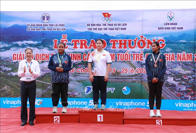 Ban tổ chức trao huy chương cho các vận động viên đẩy tạ 3kg. Ảnh: Quý Trung – TTXVN