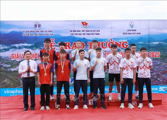 Trưởng Ban Tuyên giáo và Dân vận Tỉnh ủy Lai Châu, Lê Đức Dục trao Huy chương cho các vận động viên đoạt thành tích cao nội dung tiếp sức nam 4x400m. Ảnh: Quý Trung – TTXVN