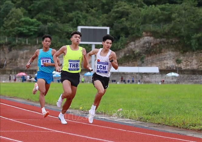 Các vận động viên thi đấu chung kết nội dung tiếp sức 1200m – 400m – 800m lứa tuổi sinh năm 2008 - 2009. Ảnh: Quý Trung – TTXVN