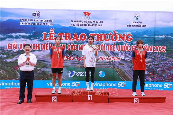 Giám đốc Sở Văn hóa Thể thao và Du lịch tỉnh Lai Châu, Trần Mạnh Hùng Trưởng ban tổ chức trao huy chương cho các vận động viên nhảy xa. Ảnh: Quý Trung – TTXVN