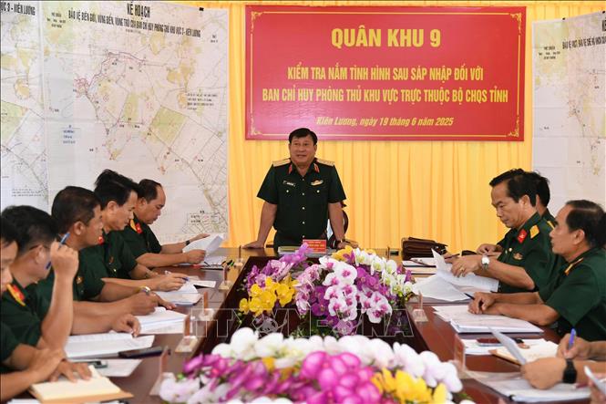 Thiếu tướng Nguyễn Văn Tiền, Phó Tư lệnh Quân khu 9 phát biểu. Ảnh: Văn Sĩ - TTXVN