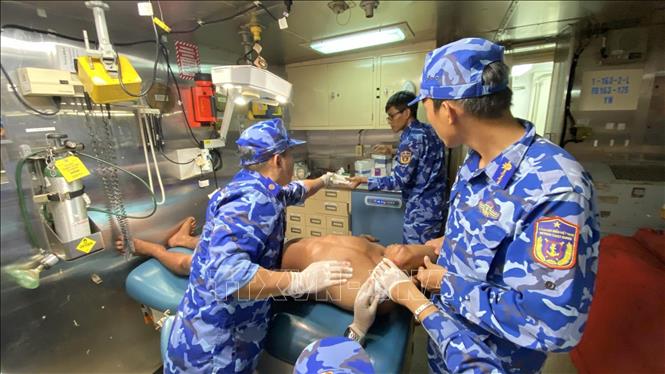 Thuyền viên Nguyễn Vũ Nguyên, sinh năm 1998, trú tại Sóc Sơn, Hòn Đất, Kiên Giang đã được Tổ quân y tàu Cảnh sát biển 8021 cứu chữa kịp thời. Ảnh TTXVN phát.
