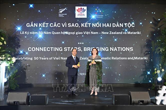 Bộ trưởng Bộ Giáo dục và Đào tạo Nguyễn Kim Sơn và Đại sứ New Zealand tại Việt Nam Caroline Beresford tại Lễ kỷ niệm. Ảnh: Việt Đức – TTXVN
