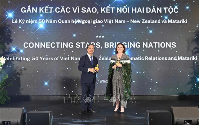 Bộ trưởng Bộ Giáo dục và Đào tạo Nguyễn Kim Sơn và Đại sứ New Zealand tại Việt Nam Caroline Beresford tại Lễ kỷ niệm. Ảnh: Việt Đức – TTXVN