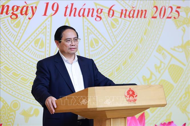 Thủ tướng Phạm Minh Chính chúc mừng kỷ niệm 100 năm Ngày Báo chí Cách mạng Việt Nam (21/6/1925-21/6/2025). Ảnh: Dương Giang-TTXVN
