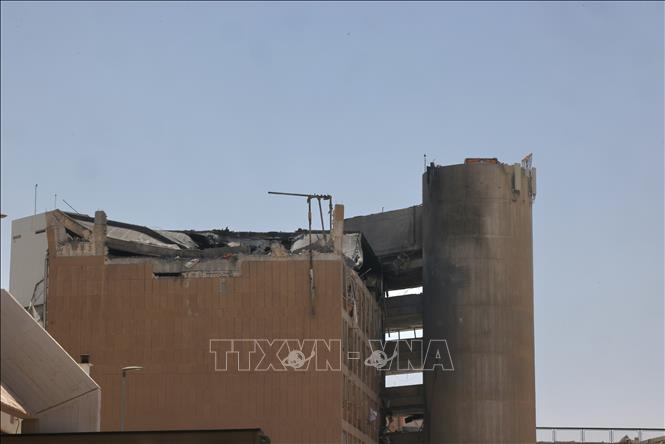 Toà nhà bệnh viện Soroka ở Beersheba, Israel bị hư hại do trúng tên lửa của Iran, ngày 19/6/2025. Ảnh: THX/TTXVN