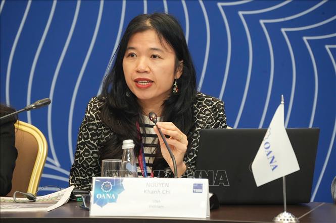 Trưởng phòng tin Thời sự báo Vietnam News Nguyễn Khánh Chi đọc tham luận tại Đại hội đồng Tổ chức các hãng thông tấn châu Á-Thái Bình Dương (OANA) lần thứ 19. Ảnh: Quang Vinh-PV TTXVN tại LB Nga