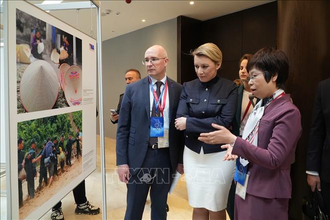 Tổng Giám đốc TTXVN Vũ Việt Trang giới thiệu tác phẩm của TTXVN với người phát ngôn Bộ Ngoại giao Nga Maria Zakharova (giữa) và Tổng Giám đốc TASS Mikhail Kondrashov. Ảnh: Quang Vinh-PV TTXVN tại LB Nga