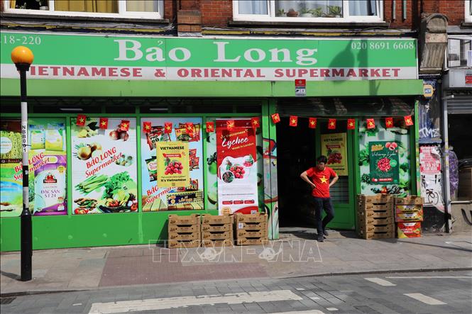 Trong tuần lễ vải, các siêu thị Việt tại London trưng các poster quảng bá chất lượng vải Việt Nam. Ảnh: Phong Hà/PV TTXVN tại Anh