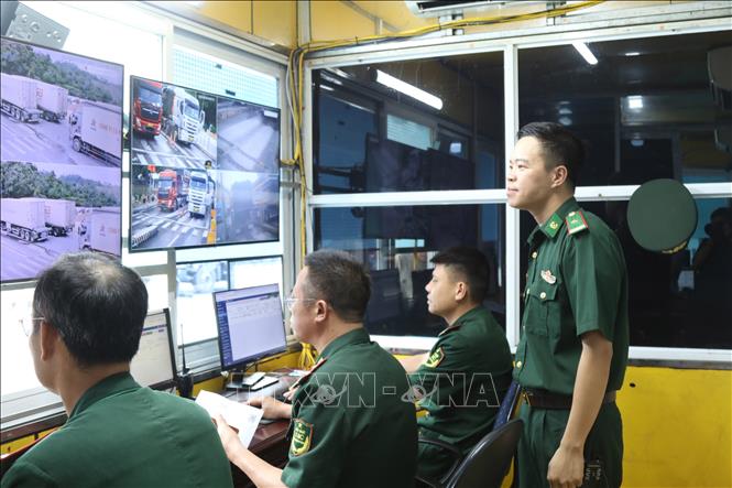 Lực lượng Bộ đội Biên phòng cửa khẩu quốc tế Hữu Nghị (Lạng Sơn) kiểm soát phương tiện xuất nhập khẩu qua các hệ thống điện tử. Ảnh: Quang Duy - TTXVN