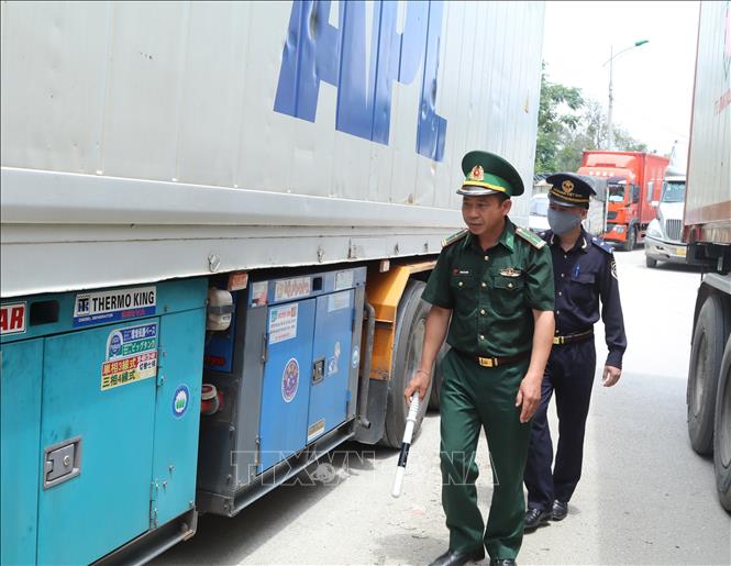 Lực lượng Bộ đội Biên phòng Tân Thanh và Hải quan Tân Thanh (Lạng Sơn) phối hợp kiểm soát phương tiện chở hàng xuất nhập khẩu. Ảnh: Quang Duy – TTXVN