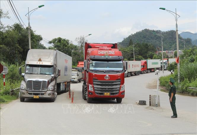 Bộ đội Biên phòng Tân Thanh (Lạng Sơn) điều tiết phương tiện chở hàng chờ xuất khẩu tại đường chuyên dụng vận chuyển hàng hoá Tân Thanh (khu vực mốc 1088/2-1089). Ảnh: Quang Duy – TTXVN