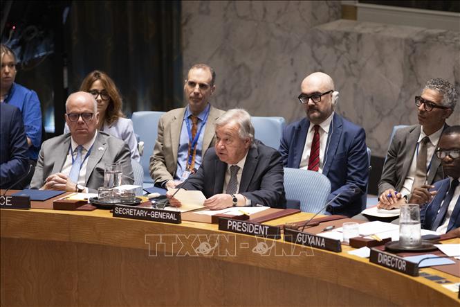 Tổng thư ký LHQ Antonio Guterres (giữa) phát biểu trong cuộc thảo luận mở của Hội đồng Bảo an LHQ về đói nghèo, kém phát triển và xung đột tại trụ sở LHQ ở New York, Mỹ ngày 19/6/2025. Ảnh: THX/TTXVN