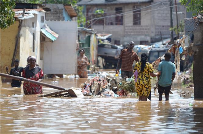 Ngày 16/6/2025, Bộ Nội vụ CHDC Congo cho biết ít nhất 77 người đã thiệt mạng và hơn 100 người hiện vẫn mất tích do lũ lụt và các vụ tai nạn tàu thuyền xảy ra trong những ngày qua tại nước này. Trong ảnh: Ngập lụt tại Kinshasa, CHDC Congo. Ảnh: THX/TTXVN