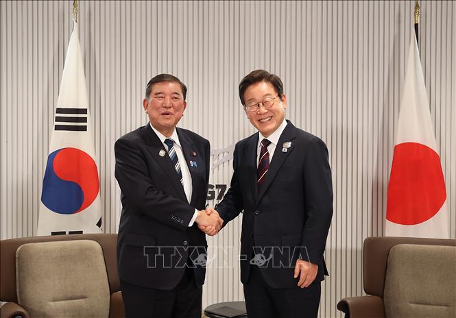 Ngày 17/6/2025, Thủ tướng Nhật Bản Shigeru Ishiba (trái) và Tổng thống Hàn Quốc Lee Jae Myung đã có cuộc hội đàm bên lề Hội nghị thượng đỉnh Nhóm Các nước công nghiệp phát triển (G7) tại Canada. Hai nhà lãnh đạo nhất trí tăng cường hợp tác ba bên với Mỹ để ứng phó với các cuộc khủng hoảng địa chính trị, trong đó có cả vấn đề Triều Tiên. Hai bên đã trao đổi các biện pháp hòa bình và ổn định trong khu vực, đồng thời cho rằng cần tìm kiếm sự hợp tác chặt chẽ hơn. Ảnh: Yonhap/TTXVN