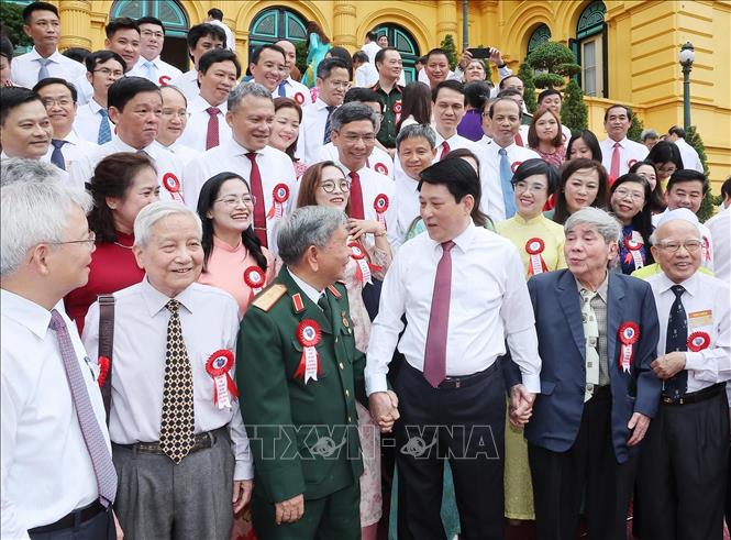 Chủ tịch nước Lương Cường với các nhà báo tiêu biểu toàn quốc. Ảnh: Lâm Khánh - TTXVN