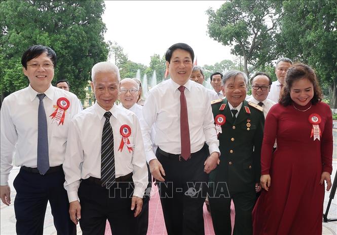 Chủ tịch nước Lương Cường với các nhà báo tiêu biểu toàn quốc. Ảnh: Lâm Khánh - TTXVN