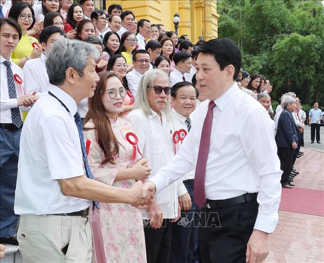 Chủ tịch nước Lương Cường gặp mặt các nhà báo tiêu biểu toàn quốc. Ảnh: Lâm Khánh - TTXVN
