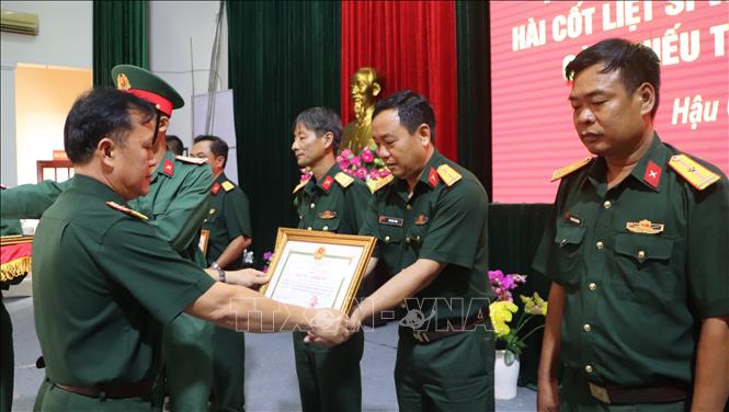 Trao Bằng khen của Chủ tịch UBND tỉnh cho các cá nhân có thành tích xuất sắc trong thực hiện nhiệm vụ tìm kiếm, quy tập và xác định danh tính hài cốt liệt sĩ. Ảnh: Hồng Thái - TTXVN