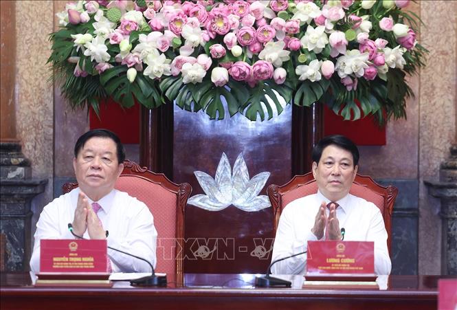 Chủ tịch nước Lương Cường và Trưởng Ban Tuyên giáo và Dân vận Trung ương Nguyễn Trọng Nghĩa dự buổi gặp mặt các nhà báo tiêu biểu toàn quốc. Ảnh: Lâm Khánh - TTXVN