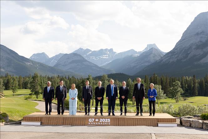 Ngày 17/6/2025, Hội nghị thượng đỉnh Nhóm các nước công nghiệp phát triển (G7) ở Alberta (Canada) đã bế mạc. Hội nghị khép lại song không ra được một tuyên bố thống nhất về những quan điểm chung, thay vào đó, đưa ra một loạt thông cáo chung về nhiều vấn đề, từ trí tuệ nhân tạo (AI), máy tính lượng tử tới nạn buôn người xuyên biên giới... Tuy nhiên, cũng không có thỏa thuận cuối cùng nào về cuộc xung đột ở Ukraine hoặc nỗ lực chung nhằm gây sức ép để các bên liên quan đàm phán ngừng bắn. Ảnh: THX/TTXVN