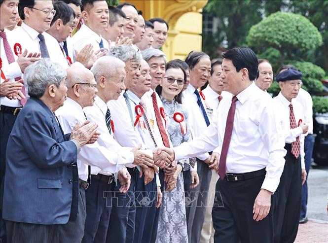 Chủ tịch nước Lương Cường gặp mặt các nhà báo tiêu biểu toàn quốc. Ảnh: Lâm Khánh - TTXVN