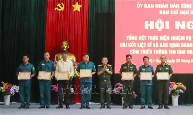 Trao Bằng khen của Bộ Chỉ huy quân sự tỉnh Hậu Giang cho các tập thể, cá nhân có thành tích xuất sắc trong thực hiện nhiệm vụ tìm kiếm, quy tập hài cốt liệt sĩ. Ảnh: Hồng Thái - TTXVN