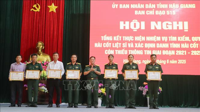 Trao Bằng khen của Chủ tịch UBND tỉnh Hậu Giang cho các tập thể, cá nhân có thành tích xuất sắc trong thực hiện nhiệm vụ tìm kiếm, quy tập hài cốt liệt sĩ giai đoạn 2021 – 2025. Ảnh: Hồng Thái - TTXVN