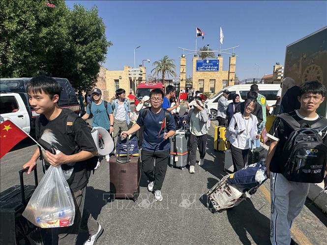 Trước tình hình xung đột giữa Israel và Iran leo thang nghiêm trọng, nhiều quốc gia trên thế giới khẩn trương triển khai các chiến dịch sơ tán hàng nghìn công dân khỏi khu vực, thông qua đường bộ, đường không và đường biển. Các nỗ lực sơ tán diễn ra trong bối cảnh không phận Israel bị đóng cửa và hai bên tiếp tục đối đầu dữ dội, khiến hoạt động đi lại trở nên vô cùng khó khăn. Trong ảnh: Công dân Trung Quốc lên xe buýt sơ tán khỏi Israel, tại cửa khẩu Taba ở Nam Sinai, Ai Cập, ngày 19/6/2025. Ảnh: THX/TTXVN