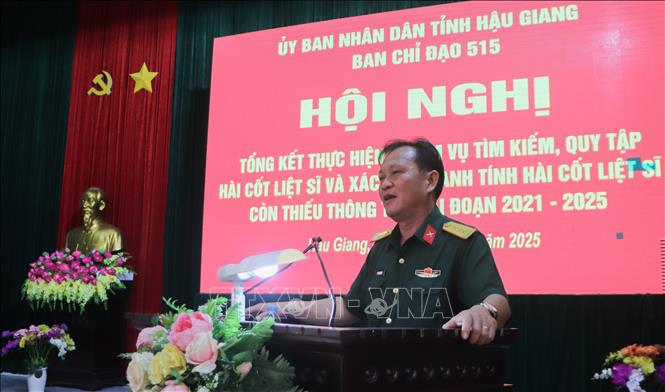 Đại tá Võ Văn Phương, Chính ủy Bộ Chỉ huy Quân sự tỉnh Hậu Giang phát biểu tại hội nghị. Ảnh: Hồng Thái - TTXVN